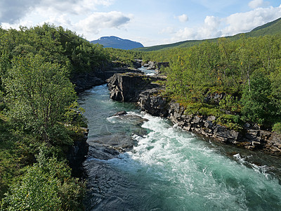 在石灰岩和花岗岩中雕刻的蓝色冰川河峡谷 瑞典北部拉普兰Abisko国家公园 位于瑞典北部Kungsleden小径开始时 旅游 阿图片