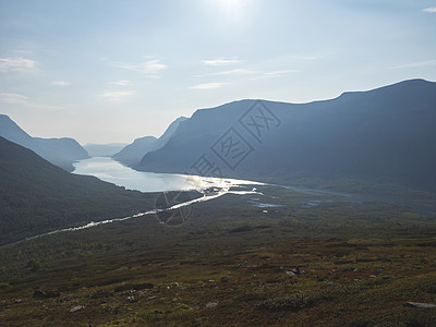 从山鸟瞰拉普兰野生景观 包括河 湖 白桦林和山脉 瑞典北部的夏天 蓝天背景 背光 自然 北极图片