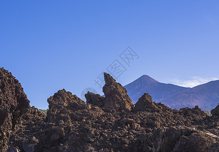 从火山岩岩层的罗克斯·德加西亚 蓝天明亮的天空中 浮现出最高峰的西班牙山图片