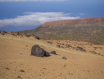 国家自然公园有紫色山脉的沙漠火山景观 露天蓝底有黄蛋 Teide 排泄岩熔岩球结晶状蓝色背景 岩浆 微微图片