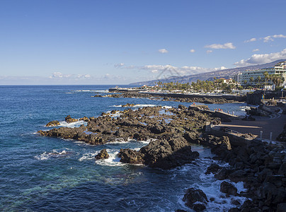 西班牙 加那利群岛 特内里费岛 拉克鲁斯港 2017 年 12 月 23 日 在岩石海池上欣赏拉克鲁斯港 特内里费岛的大型酒店度图片