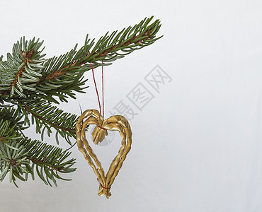 圣诞装饰心脏在银芽树枝上 白色背景的白种树枝上图片