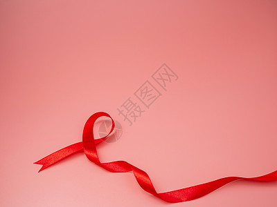 粉红色背景的红丝带 躺着 庆典 庆祝 快乐的 红带图片