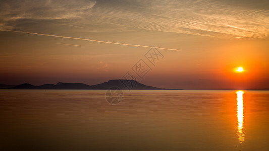 匈牙利Balaton湖上空日出 长期接触 黎明 晚上图片