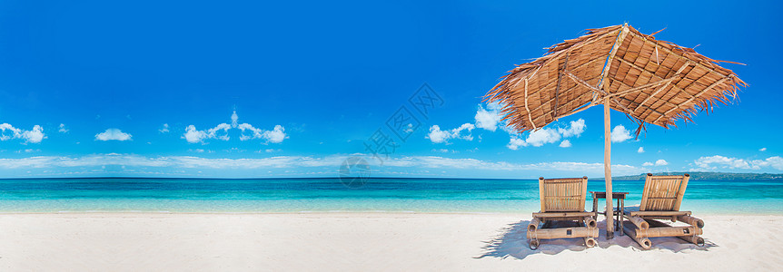 海滩椅和雨伞 海洋 热带 蓝色的 假期 躺椅 稻草图片