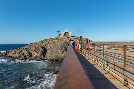 圣文森特教堂附近苏苏科利奥尔海的旅游者 海岸线图片