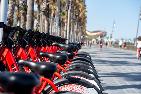 可在La Bar一排停在La Bar的可出租的明亮红色自行车 地中海 海岸图片