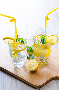 一杯加柠檬和酒稻的莫吉托杯子 鸡尾酒 水果 派对图片