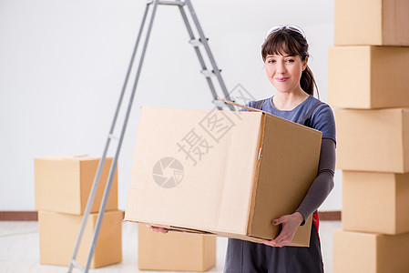 在搬迁概念中 妇女承包商搬运箱件 包装 送货图片
