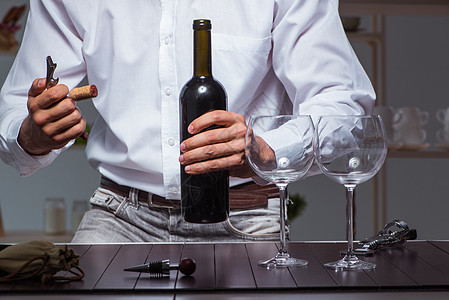 在餐厅里喝葡萄酒的 专业美酒师 侍酒师 服务员 玻璃图片