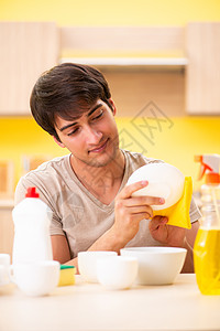 男人在家洗碗 湿的 盘子 桌子 享受 清洁工 卫生 家庭图片