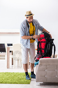 为他的旅行打包背包装 冲浪者 游客 徒步旅行 远足 行李图片