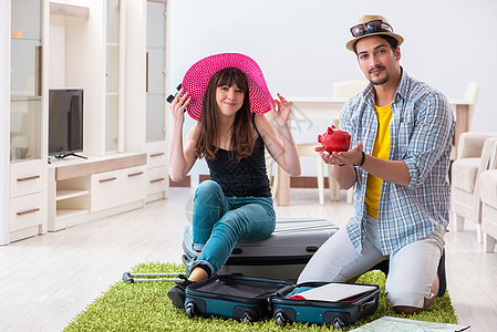 休假旅行的年轻家庭打包 衣服 快乐的 航程图片