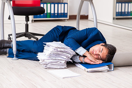 在办公室加班的疲劳 疲累的商人 小憩 任劳任怨 睡眠图片