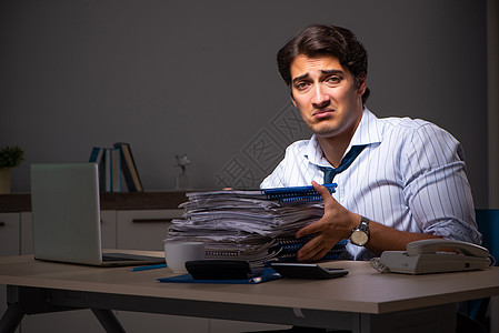 深夜在办公室工作的年轻财务经理 疲劳 超载 男人图片