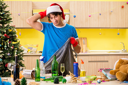 圣诞晚会后 年轻人打扫厨房 瓶子 丈夫 假期 家图片