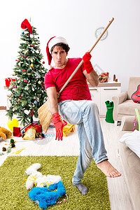 圣诞节派对后 男人打扫他的公寓 早晨 乐趣 管家图片