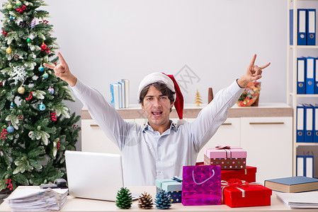 年轻在职雇员在办公室工作的商人的圣诞节概念 礼物盒 老板图片