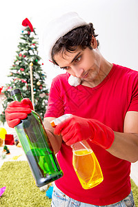 圣诞节派对后 男人打扫他的公寓 洗涤 戏服 假期图片