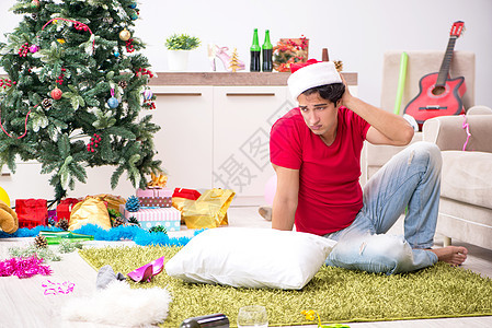 圣诞节派对后在家喝醉的年轻人 男人 酒精 生气图片