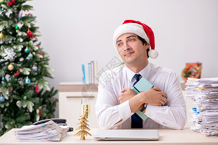 年轻在职雇员在办公室工作的商人的圣诞节概念 庆典 男人图片