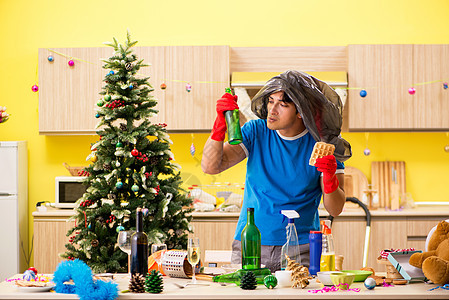 圣诞晚会后 年轻人打扫厨房 垃圾 派对 醉 家务图片