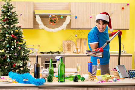 圣诞晚会后 年轻人打扫厨房 男人 树 家政 家图片