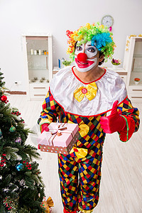 圣诞庆典中搞笑的小丑概念 树 礼品盒 幸福 快乐的图片