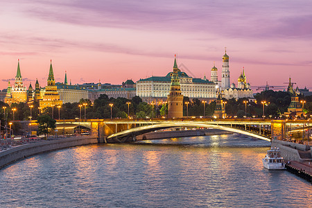 火化的莫斯科克里姆林宫和莫斯科河 在夏天晚上有桥 粉红天空 俄罗斯图片