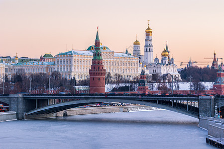 莫斯科克里姆林宫在寒冷的冬天冻结了莫斯科河 从帕特里沙桥查看图片