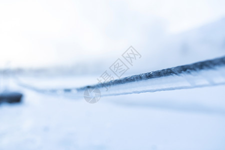 冬天冻结的绳子 大冰柱紧闭 圣诞节 冰冷的 宏观 大雪纷飞图片