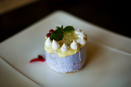 圆蛋糕甜点 在咖啡厅的餐盘上吃芝士蛋糕 浆果图片