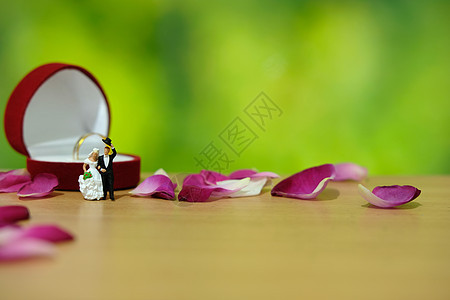 小型摄影   户外花园婚礼仪式概念 新娘和新郎站在红玫瑰花堆中间的环形盒子上方 马夫 夫妻图片