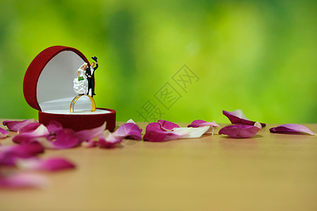 小型摄影   户外花园婚礼仪式概念 新娘和新郎站在红玫瑰花堆中间的环形盒子上方 装饰品 情人节图片