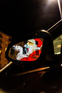 圣诞老人在汽车镜子中反射图片