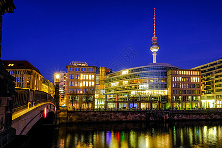 柏林天际的经典景象 在B期间在黄昏的河上 城市景观 水图片
