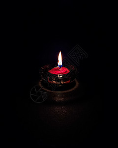 小红色蜡烛 Diya 在黑暗中燃烧的孤立 破碎图像 火焰 烛光图片