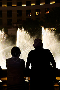 在拉斯维加斯欣赏贝拉吉奥喷泉奇观的人们剪影的夜景 摄影点 夜晚的城市图片