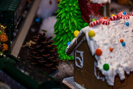 与C在模糊背景上隔离的多彩姜饼屋 圣诞花环 圣诞彩灯图片