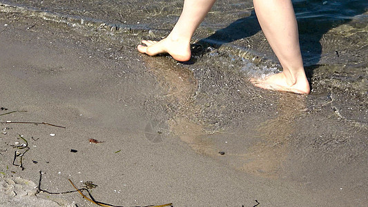 年轻女性在浅水中走在黄海上b 放松 晴天 天堂图片