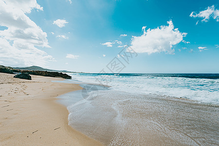 在阳光明媚 天空晴朗的天气中 波音以北野生海滩的宽角图像图片