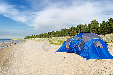 蓝色露营帐篷在海滨沙滩上 冒险旅行概念与复制空间 夏日 阳光明媚地在艾格纳岛的咸海海滩登顶 运动 晴天图片