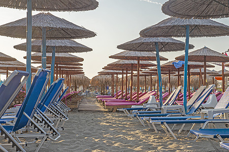 带雨伞和防晒床的海滩 休息室 闲暇 放松 夏天 阳光图片