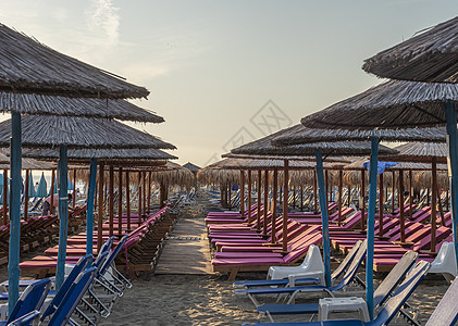 带雨伞和防晒床的海滩 酒店 早晨 自然 夏天图片