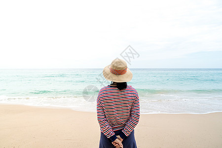 妇女游遍世界各地 夏季沙滩自由 放松生活;和 山 快乐的图片