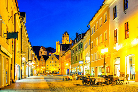 晚上在德国巴伐利亚的Fussen镇市风景 市中心 餐厅图片