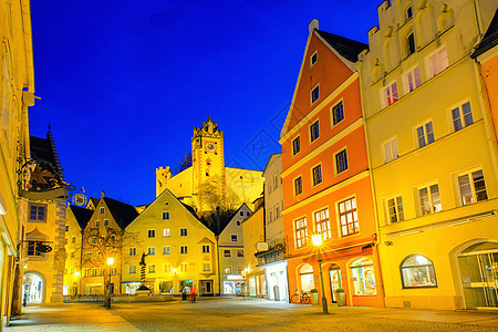 晚上在德国巴伐利亚的Fussen镇市风景 美丽的 新天鹅堡图片
