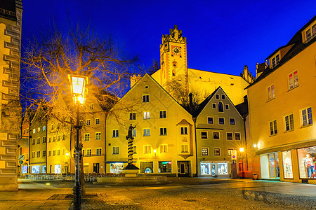 晚上在德国巴伐利亚的Fussen镇市风景 胡同 新天鹅堡图片