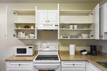 开放柜子和主用电器平均为家庭厨房 食物 微波图片