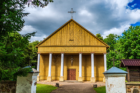 立陶宛美丽云朵的黄乡边木环教堂 立陶宛 图片